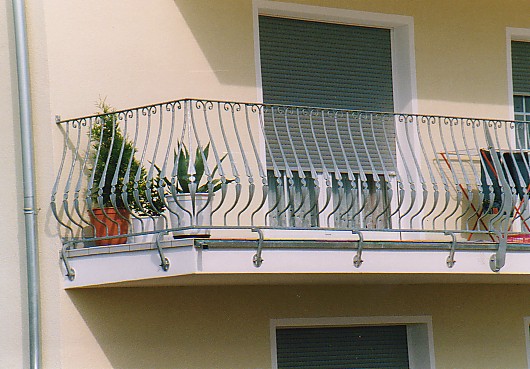 Balkongelnder mit schweren Bauchstben, feuerverzinkt
