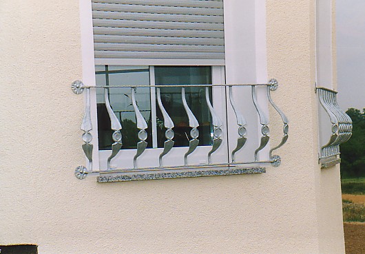 Zierfenstergitter mit kleinen Bauchstben, feuerverzinkt