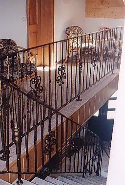 Treppengelnder aus Schmiedematerial, pulverbeschichtet kupfer antik