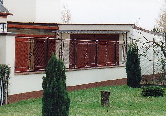 Gartenabgrenzung aus Streckmetall mit Zierelement, feuerverzinkt und pulverbeschichtet kupfer-antik