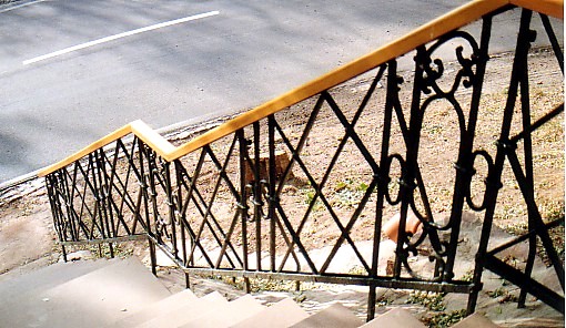 rekonstruiertes Kirchenaufgangsgelnder