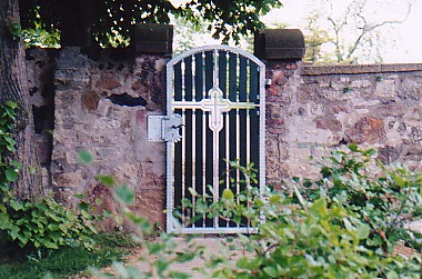 Friedhofstr mit eingearbeitetem Kreuz und Holzfllung