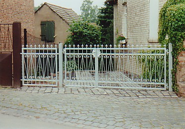Stilgerechter Nachbau eines Tores zur vorhandenen Zaunanlage