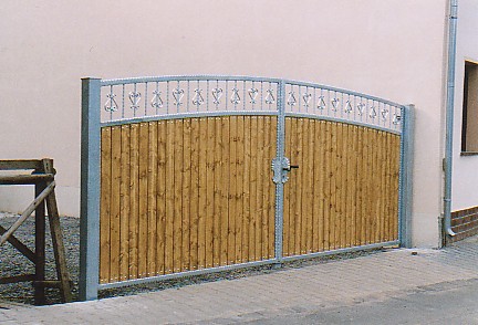 Rundbogentor mit Zierleiste - Holzfllung