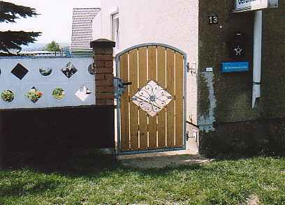 Tr und Tor mit Zierelementen - Holzfllung