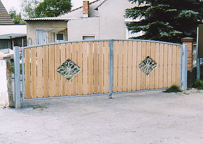 Tr und Tor mit Zierelementen - Holzfllung