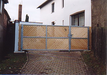 gerades Tor mit diagonaler Holzfllung
