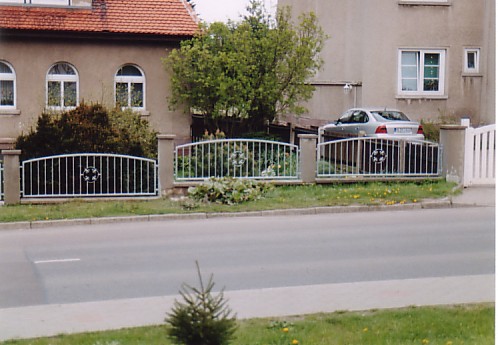 Zaunanlage feuerverzinkt mit Schmiedeelementen