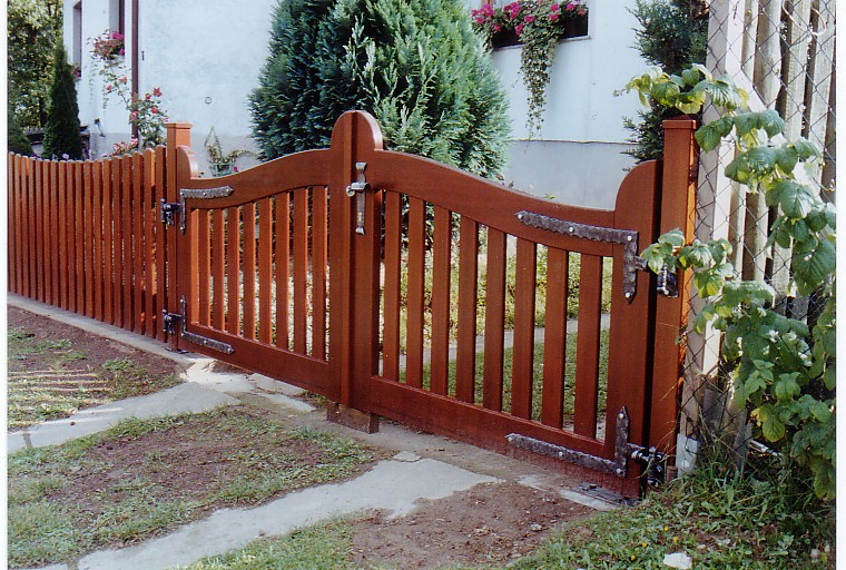 verstellbare Torbnder passend zu den Klinken gefertigt