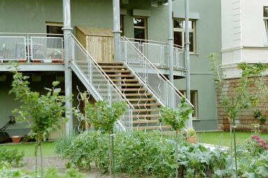 untere Etage der Balkonanlage mit Treppe