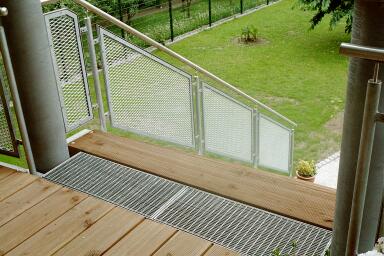 Treppenniedergang von Balkonanlage mit Streckmetallgelnder,feuerverzinkt