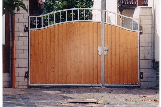 Rundbogentor mit Kmapanfllung, feuerverzinkt und pulverbeschichtet messing-antik