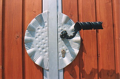 Schmuckrosette mit schmiedeeiserner Klinke