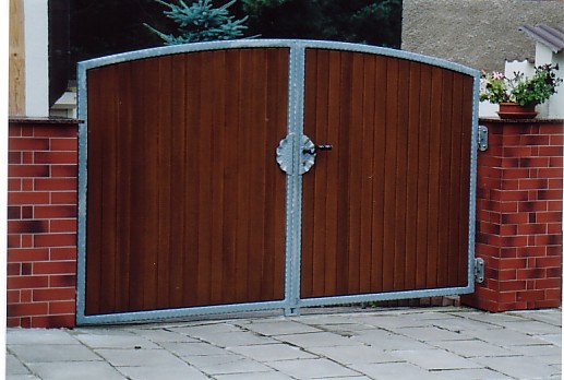 Bogentor mit abgehmmertem Material und mit  Kmapanfllung