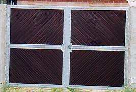 Tor mit Kmapan diagonal bespannt