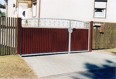 Bogentor mit Zierleiste und Kmapanfllung