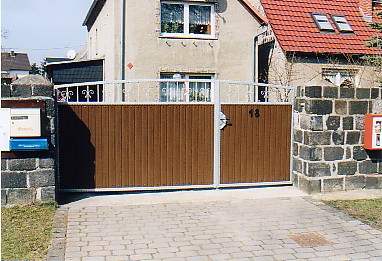 Tor mit Schmuckbogen und Kmapanfllung