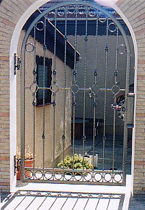 Schmiedetr mit Zierelement, feuerverzinkt und pulverbeschichtet antik