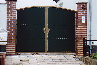 Bogentor mit abgehmmertem Material, pulverbeschichtet und Kmapanfllung