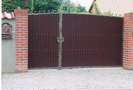 Schmiedetor mit Kmapanfllung,feuerverzinkt, Schmiedelack matt schwarz und gold patina