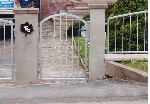 Schmiedetr mit Zierelement, feuerverzinkt