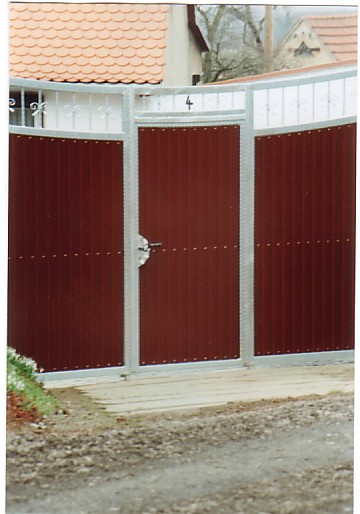 Hoftor mit Kmapanfllung und Schmuckleiste