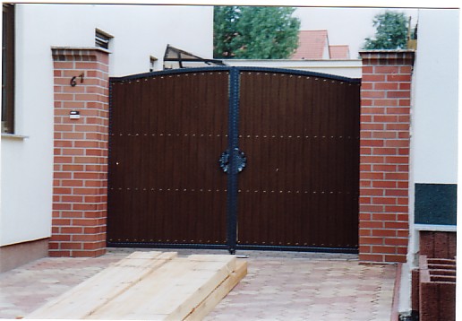 Bogentor mit abgehmmertem Material, pulverbeschichtet und Kmapanfllung